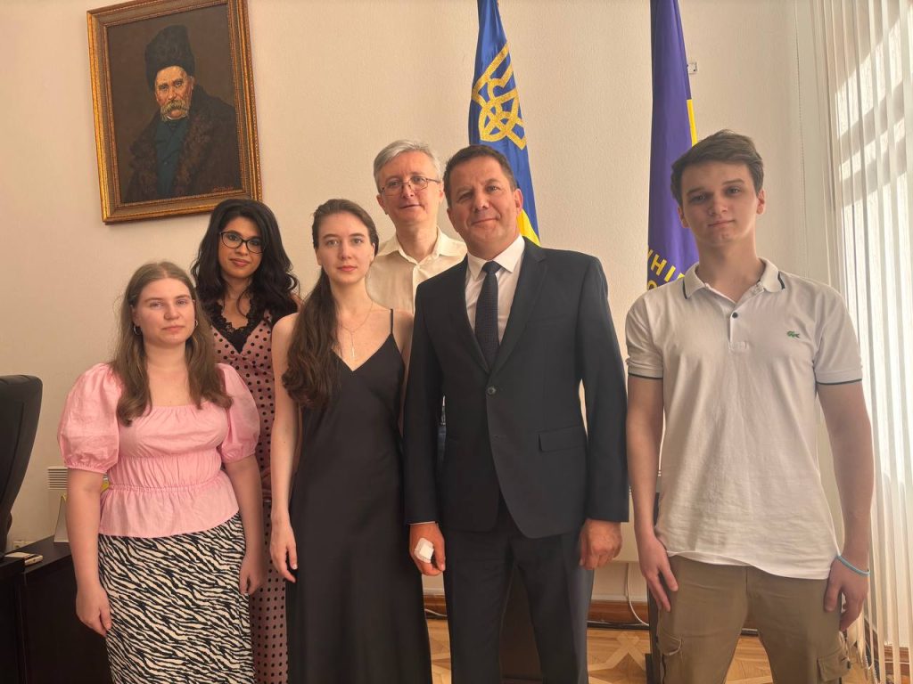 У ХНУРЕ відбулося урочисте вручення дипломів бакалаврам 2026 року У ХНУРЕ відбулося урочисте вручення дипломів бакалаврам 2026 року