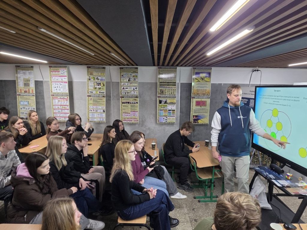 Профорієнтаційні заходи кафедри ПМ «Осінь відкриттів із ХНУРЕ» Профорієнтаційні заходи кафедри ПМ «Осінь відкриттів із ХНУРЕ»